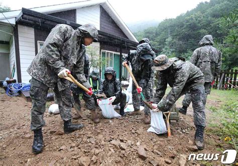 육군 제2신속대응사단 폭우 속 충남 수해복구 지원 뉴스1