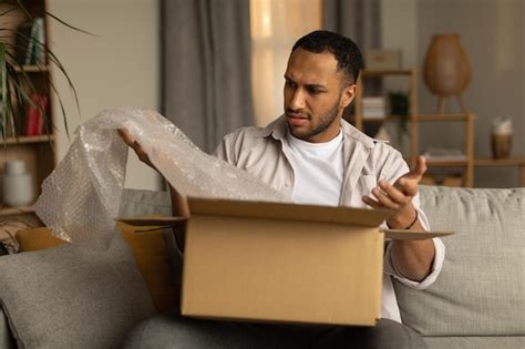 Caja De Apertura De Cliente Masculino Negro Insatisfecho De La Tienda