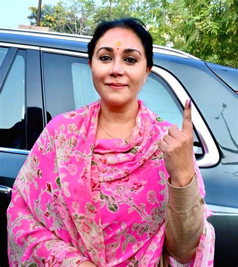 BJP Leader Diya Kumari Shows Her Ink Marked Finger After Casting Vote