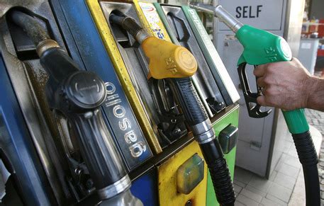 Benzina Self Schizza Sopra I 2 Euro Stangata Ferma Anche La Pesca