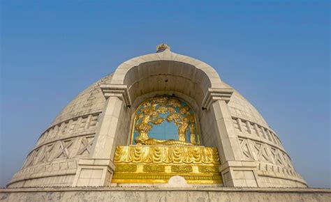 Imagen Hd De La Estatua De Budha Durmiente De Oro Foto Premium