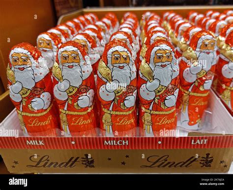 Lindt Milk Chocolate Santa Hi Res Stock Photography And Images Alamy