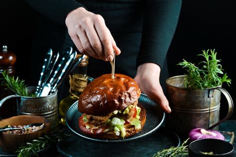 Sabrosas Hamburguesas Caseras A La Parrilla Con Pollo Tomates Y