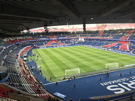 Le PSG Quittant Le Parc Des Princes Un Coup De Pression Pour La