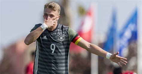 Jann Fiete Arp Und Salih Zcan Erhalten Fritz Walter Medaille