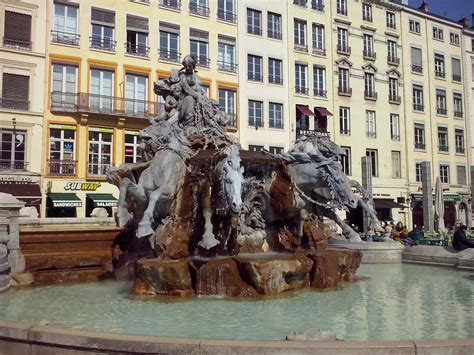 A NOUS LYON ET SES ALENTOURS Fontaine Bartholdi Place Des Terreaux