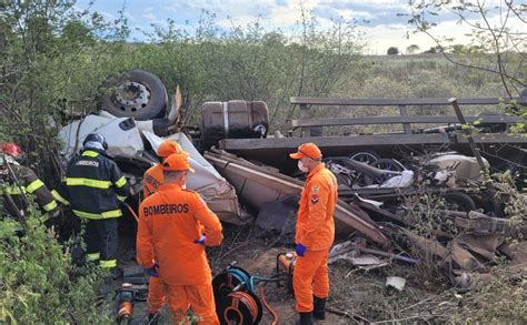 Caminhão capota em ladeira motorista morre e carona fica ferido em