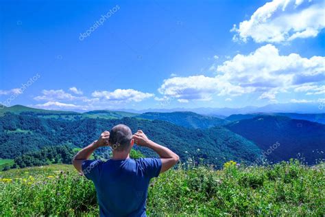 Turista Hombre Levantando Las Manos Y Disfrutando De Una Vista