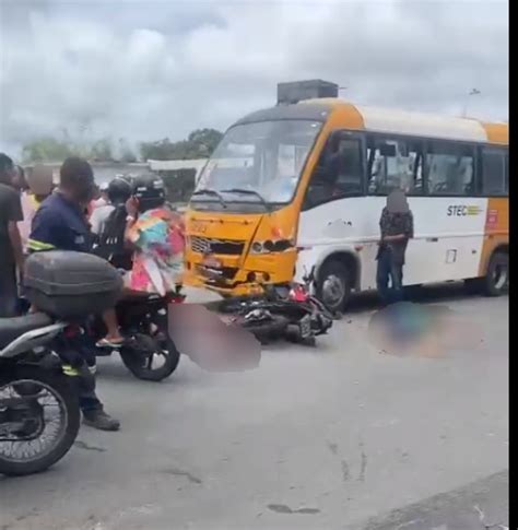 Homem morre e outro fica ferido após motocicleta bater em micro ônibus