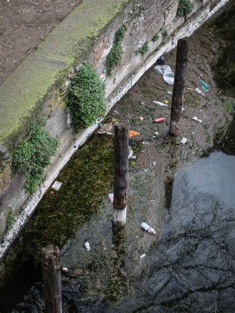 Torna Lacqua Nel Naviglio Grande E Anche La Sporcizia Corriere It