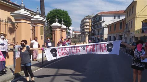 Flash Mob Per Il Caso Di Martina Rossi Davanti Al Tribunale Di Imperia