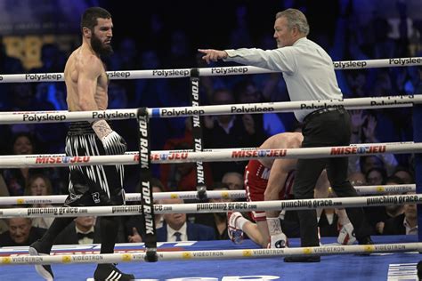 Beterbiev keeps KO rate perfect and 3 belts, stops Callum Smith