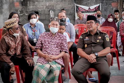 Kegiatan Berbagi Kasih Pada Bulan Suci Ramadhan Oleh Keluarga Kejari