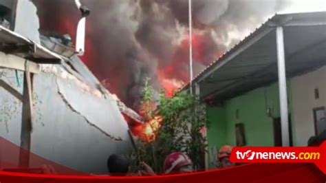 Terbakar Selama 2 Hari Petugas Kewalahan Padamkan Api Di Gudang