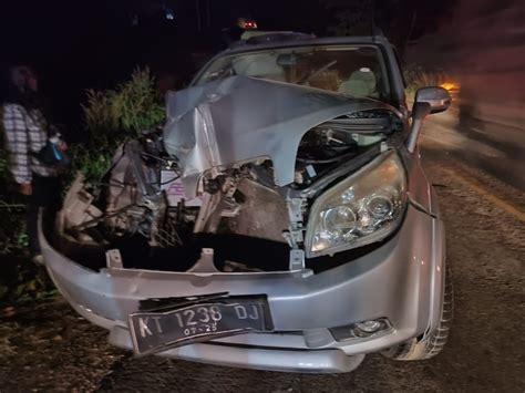 Tak Kuat Nanjak Di Jalan Poros Bontang Samarinda Truk Bermuatan Ban