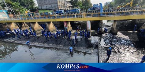 Pemkot Jakpus Kerahkan Personel Dan Ekskavator Gerebek Lumpur Di