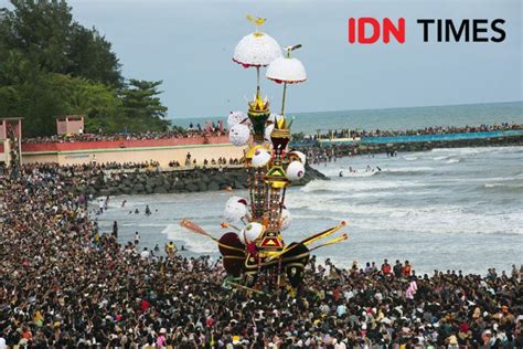 Festival Budaya Tabuik Pantai Gandoriah Jadi Lautan Manusia