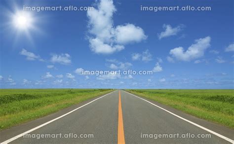 草原の直線道路と雲と太陽の写真素材 [24366949] イメージマート