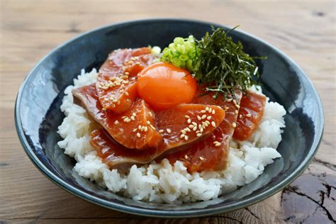 サーモン丼（サーモンの漬け丼）のレシピ。たれに漬けてコク旨！ やまでら くみこ のレシピ