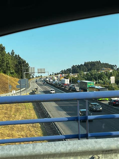 Trânsito congestionado na A1 devido a acidente em Gaia