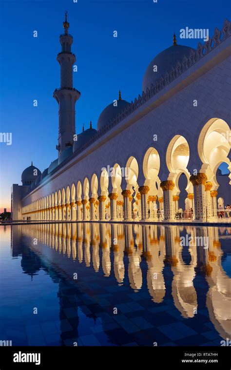 Sheikh Zayed Grand Mosque in Abu Dhabi near Dubai illuminated at night ...