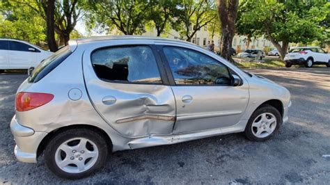 Carro avança preferencial causa acidente e deixa mulher ferida