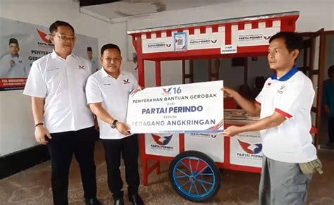 Perindo Bantu Pedagang Di Purbalingga Serahkan Gerobak UMKM Okezone News