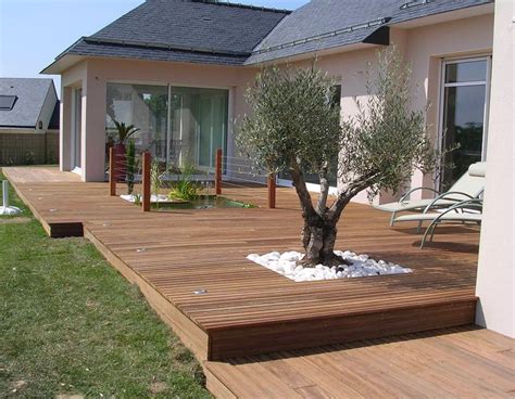 Deck With Water Feature And Tree Holzterrasse Garten Terrasse