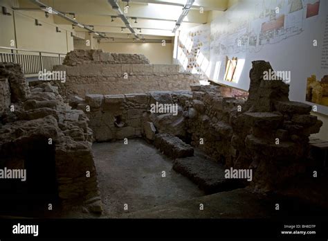 Restos del antiguo sistema de drenaje encontrados en la estación de