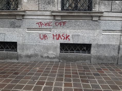 Vandali In Azione Imbrattati Ponte Dei Leoni E Arengario Prima Monza