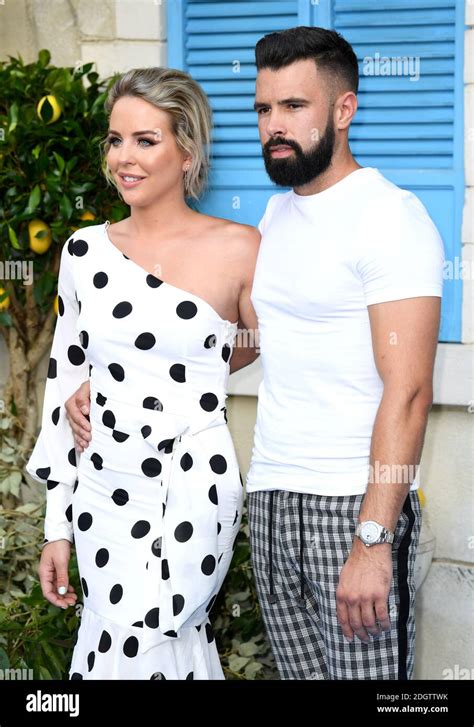 Lydia Bright Y Su Novio Lee Cronin Asistiendo Al Estreno De Mamma Mia