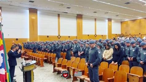 A Postagem Polícia Militar de São Paulo se aproxima da Igreja