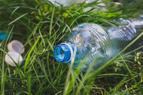 Botellas de plástico en la hierba contaminación ambiental problemas