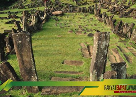 Menelisik Makam Kuno Di Gunung Padang Cerita Sejarah Yang Kini Semakin