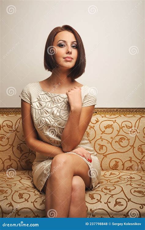 Jeune Belle Femme En Robe Assise Sur Le Canapé Photo Stock Image Du Intérieur Repos 237798848