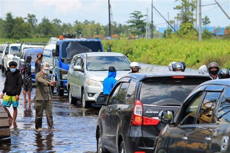 Jalur Poros Bukit Rawi Banjir Satpol PP Provinsi Kalteng Bantu