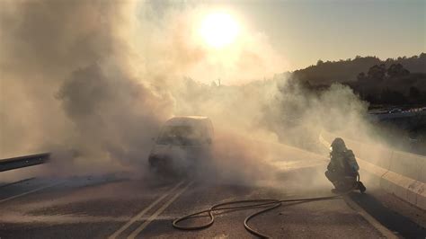 El incendio de una furgoneta provoca retenciones de casi media hora en Iñás