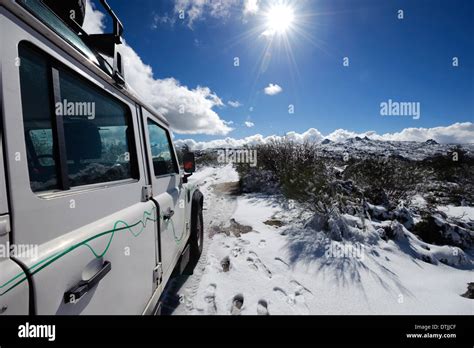 White Land Rover Defender Immagini E Fotografie Stock Ad Alta