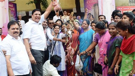 MNS Protests Against Meat Ban By Trying To Cook Chicken Outside Jain Community Hall - ScoopWhoop