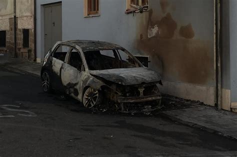 Incendio Doloso A Bosa In Fiamme Unauto In Via Fara Alle Del