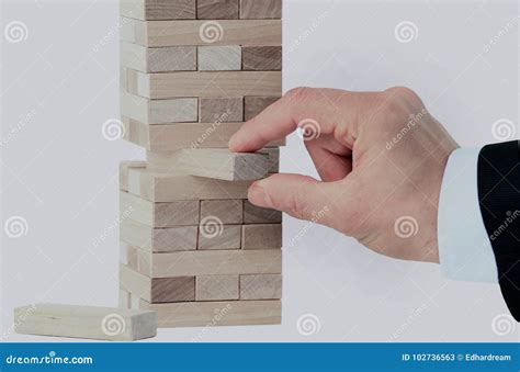 La Torre De Bloques Y De La Mano De Madera Del S Del Hombre Toma Un