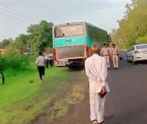 Chartered Bus And Toofan Vehicle Collided On Indore Bhopal Highway Eight Seriously Injured