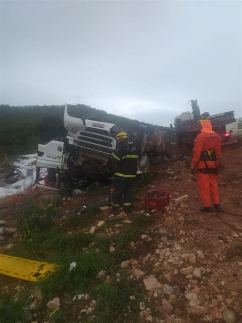 Carreta carregada sal capota na BR 251 e motorista fica preso às