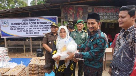 Pj Bupati Aceh Tenggara Serahkan Paket Bansos Untuk Warga Miskin