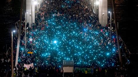 Ungarns Internetsteuer Massenprotest verunsichert Orbáns Partei DER