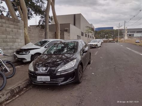 Motorista perde o controle da direção bate em carros estacionados e só