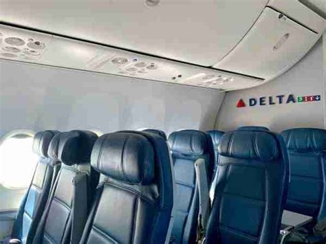 Cómo sobrevivir a la economía básica en Delta Air Lines