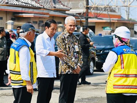 Jokowi Ditemani Ganjar Tinjau Rekonstruksi Jalan Raya Di Sragen