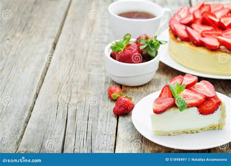 Torta Con Las Fresas Y El Queso Cremoso Imagen De Archivo Imagen De