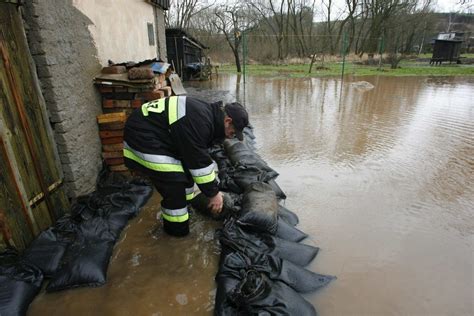 Dolny Śląsk Rzeki przekroczyły stany alarmowe Strażacy wciąż mają